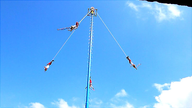 Voladores de Papantla En La Zona Arqueol�gica del Taj�n Veracruz